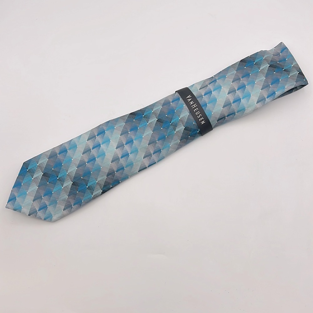 Van Heusen Tie. New with tags. One size.